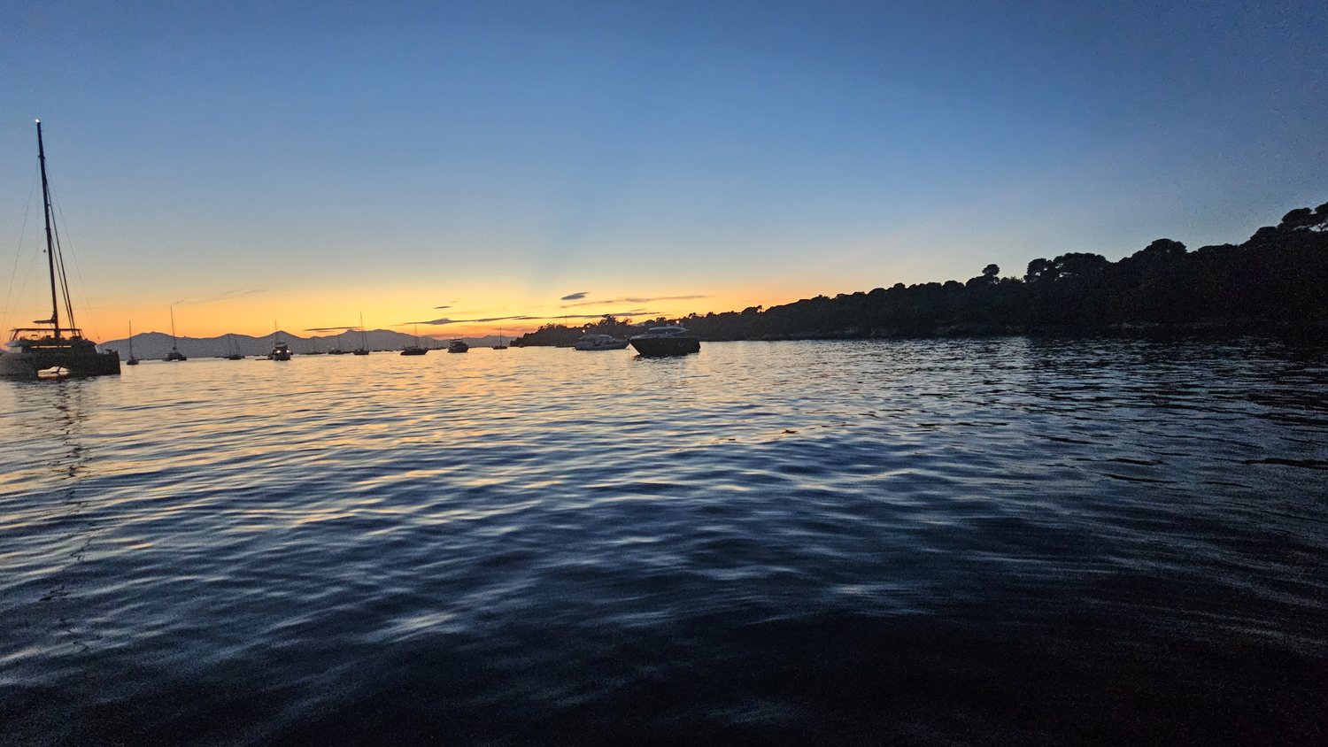 Bateaux au mouillage à la nuit tombante, un soir de feu d'artifice