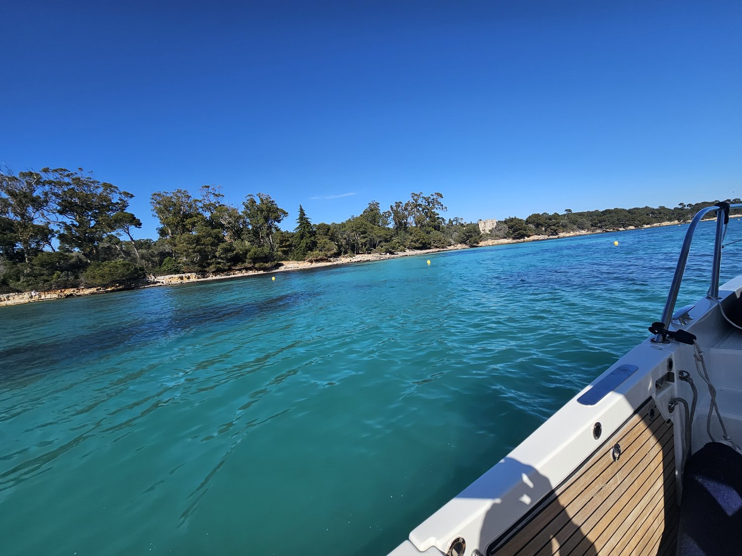 Eau turquoise le long de l'île Sainte-Marguerite