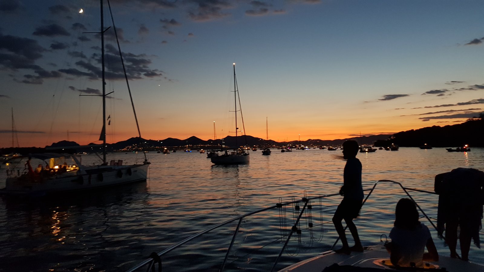 Bateaux au mouillage à la nuit tombante, un soir de feu d'artifice