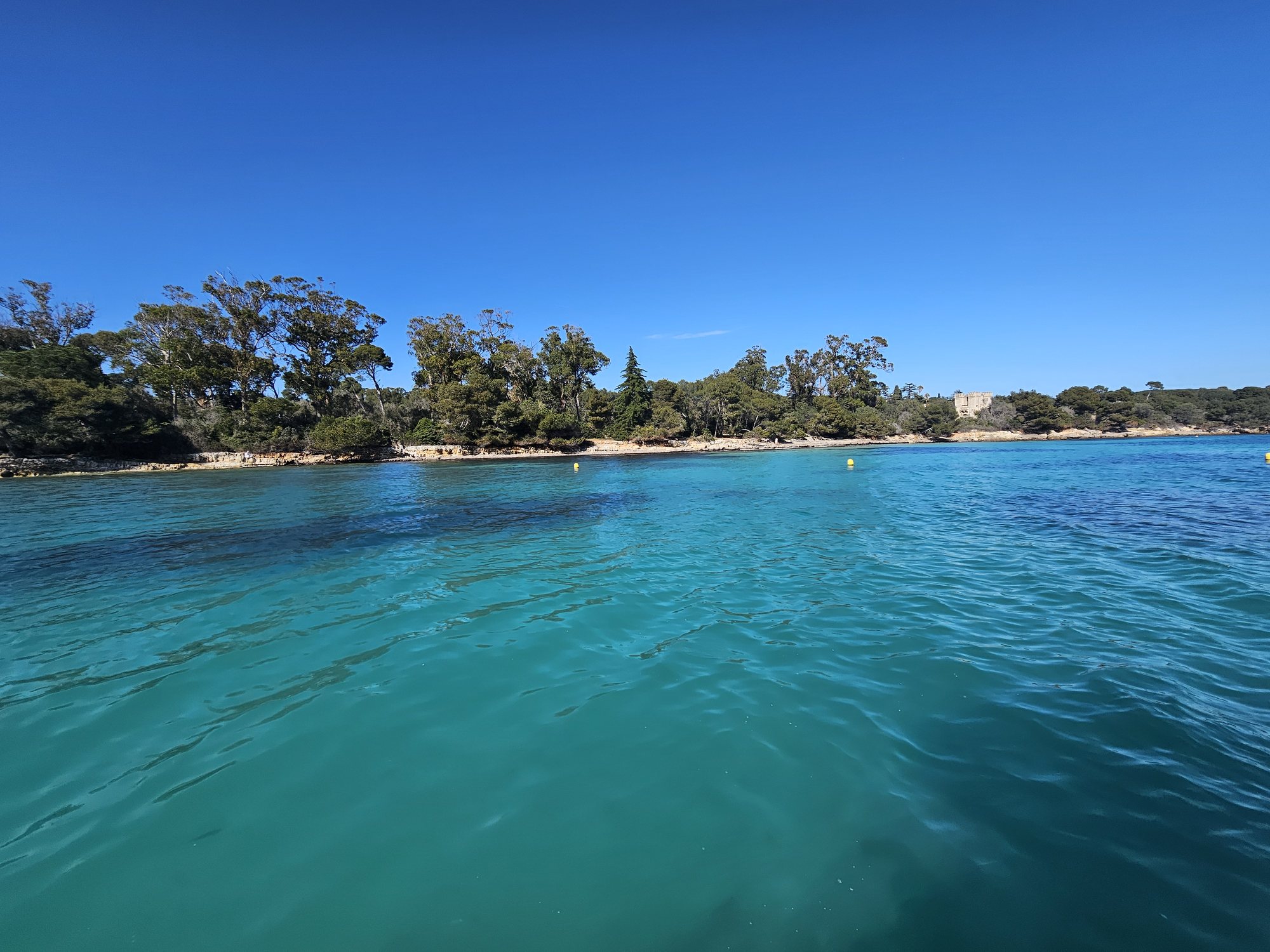 Eau turquoise le long de l'île Sainte-Marguerite