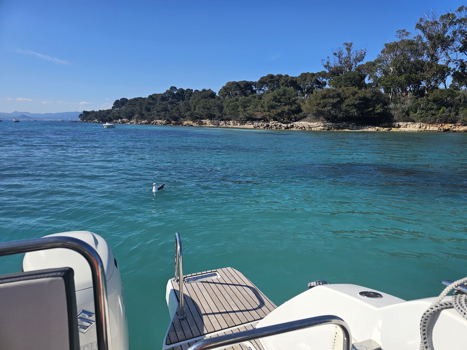 La plateforme de bain en teck, au mouillage devant l'île Sainte-Marguerite