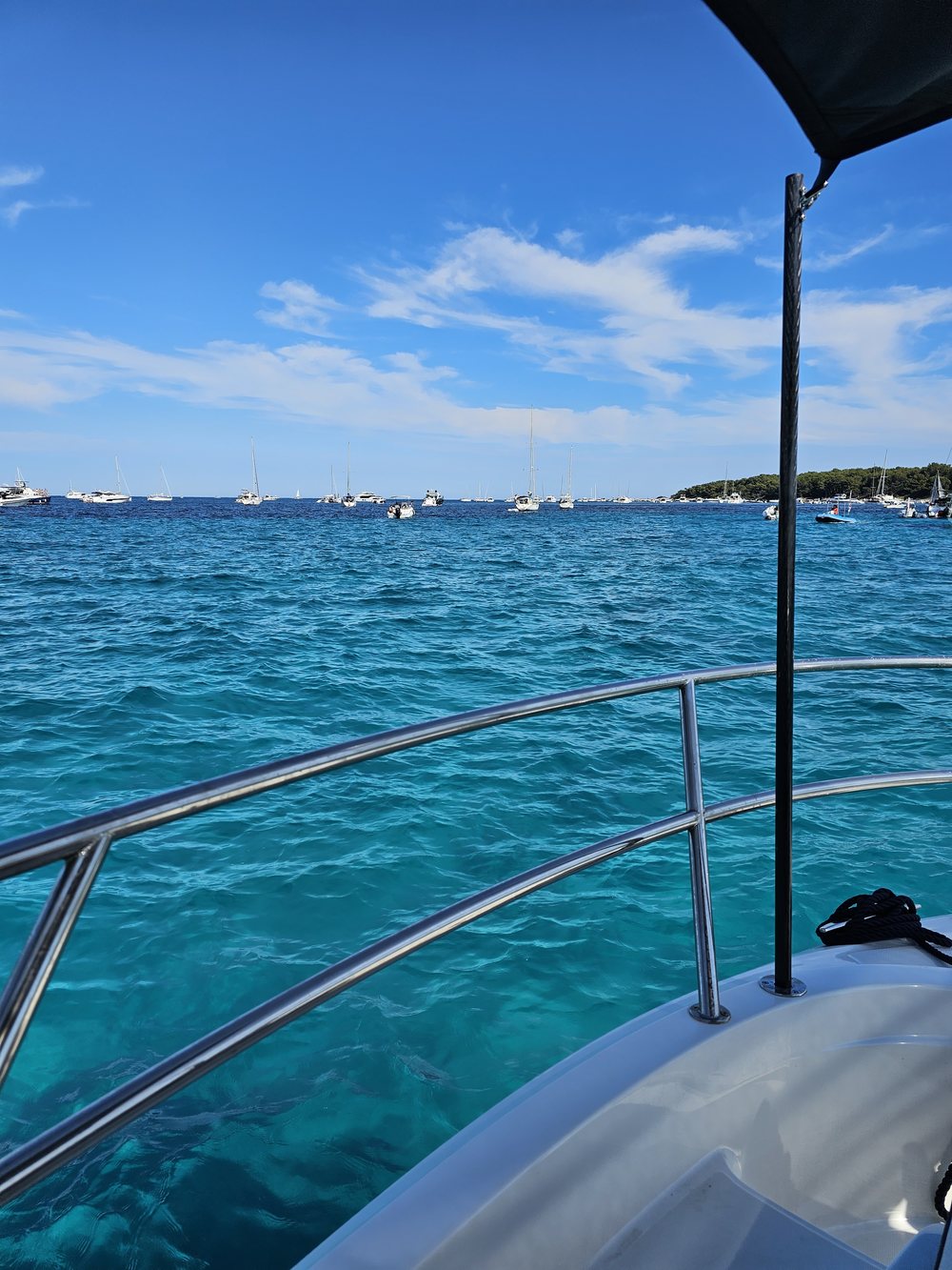 Eau turquoise le long de l'île Sainte-Marguerite