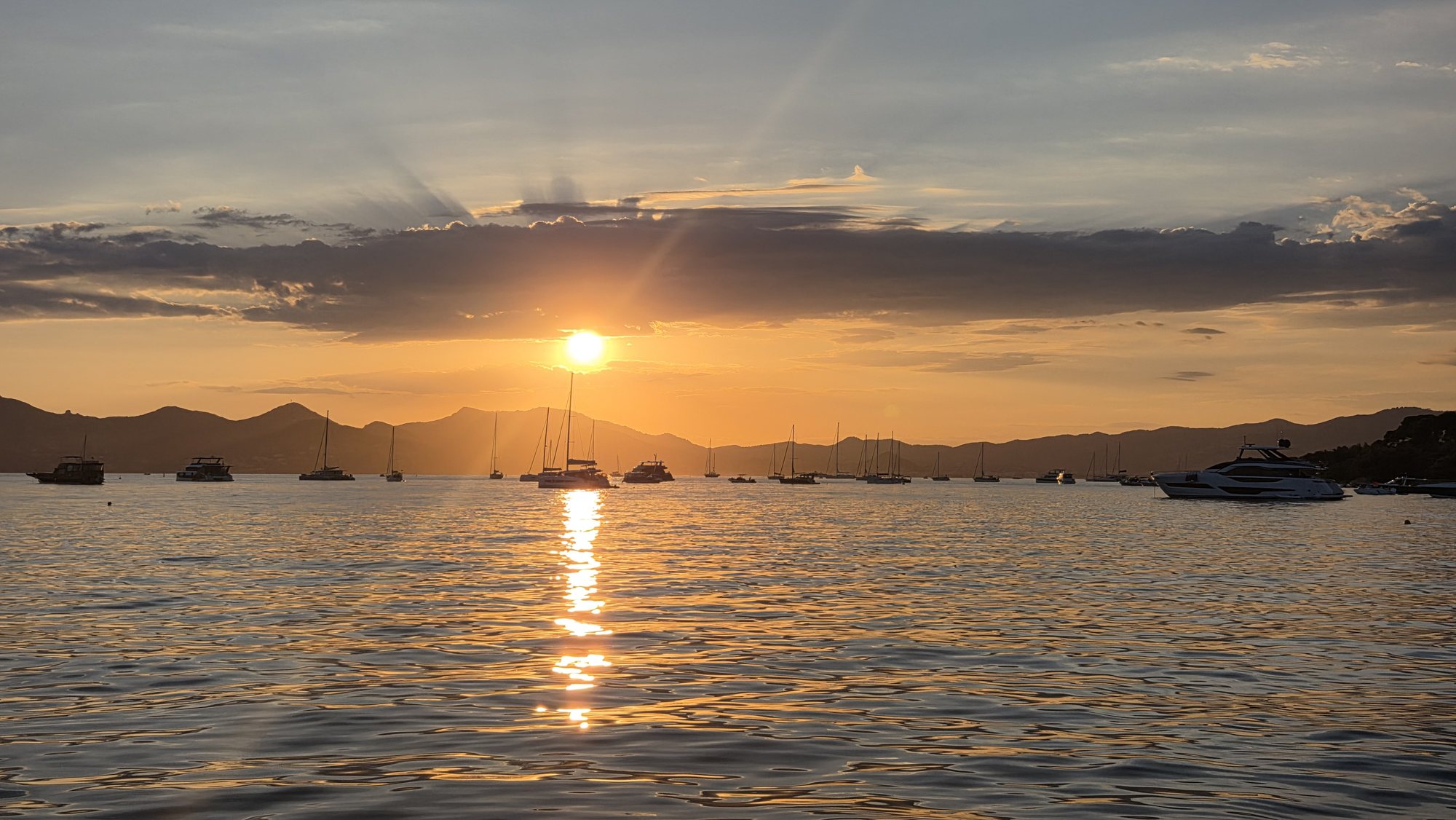 Le soleil se couche derrière l'Estérel, voiliers au mouillage