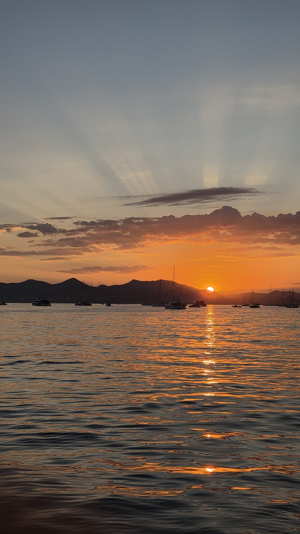 Le soleil se couche derrière l'Estérel, voiliers au mouillage
